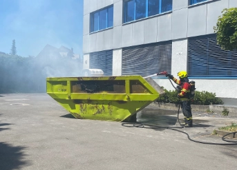 Mulde mit Bauschutt brannte