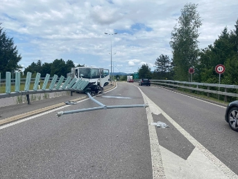 Bei dem Unfall wurden zwei Personen verletzt