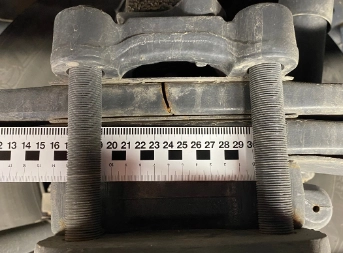 Sattelmotorfahrzeug mit gebrochener Federung unterwegs