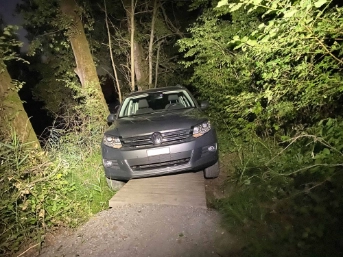 Auto steckt auf Holzbrücke fest
