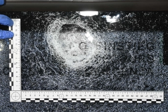 Mehrere Fenster und Türen wurden beschädigt