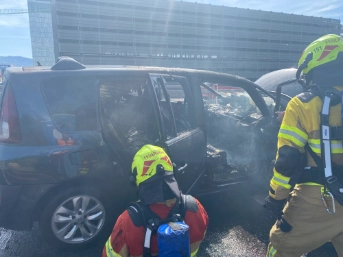 Fahrzeug und Einsatzkräfte