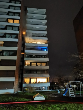 Flammen und Rauch in einem Mehrfamilienhaus