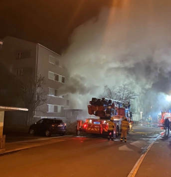 Starke Rauchentwicklung im Keller eins Mehrfamilienhauses - Bild 1