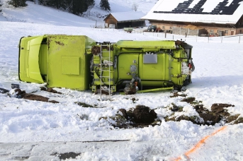 Lastwagen rutscht von der Strasse und überschlägt sich - Bild 3