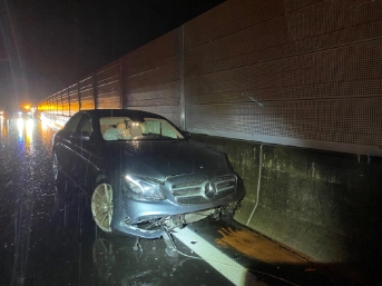 Selbstunfall auf nasser Fahrbahn