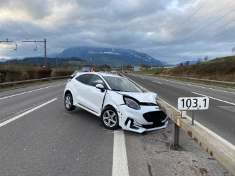 Auto verkeilt sich in Leitplanke