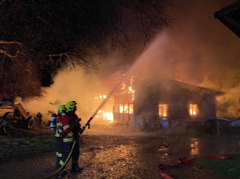 Meterhohe Flammen aus Schopf - Bild 2