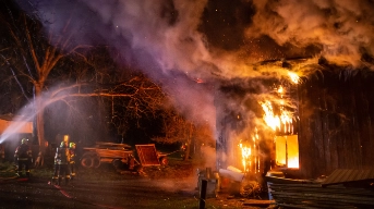 Meterhohe Flammen aus Schopf - Bild 3