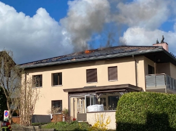 Dachstockbrand verursacht grossen Sachschaden - Bild 1