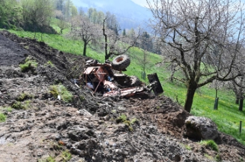 Mann rutscht mit Bagger Bord hinunter