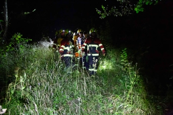 Vermisster Mann im unwegsamen Gebiet lebend aufgefunden