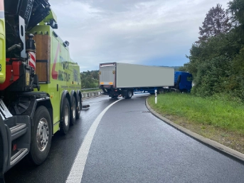 Sattelschlepper blockiert Autobahnzubringer