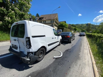 Eine verletzte Person und drei beschädigte Fahrzeuge