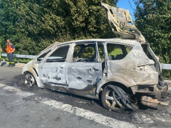 Fahrzeug komplett ausgebrannt