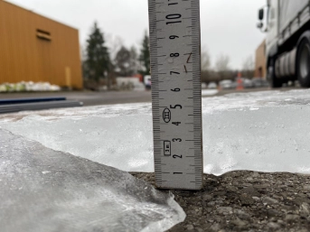 53 Kilogramm Eisplatten auf dem Blachenverdeck