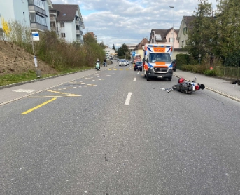Roller fährt in Auto