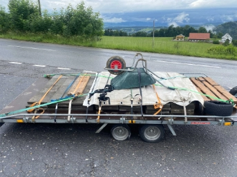 Anhängelast deutlich überschritten, Gartenplatten ungenügend gesichert