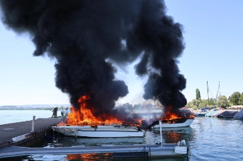 Mehrere Boote in Brand