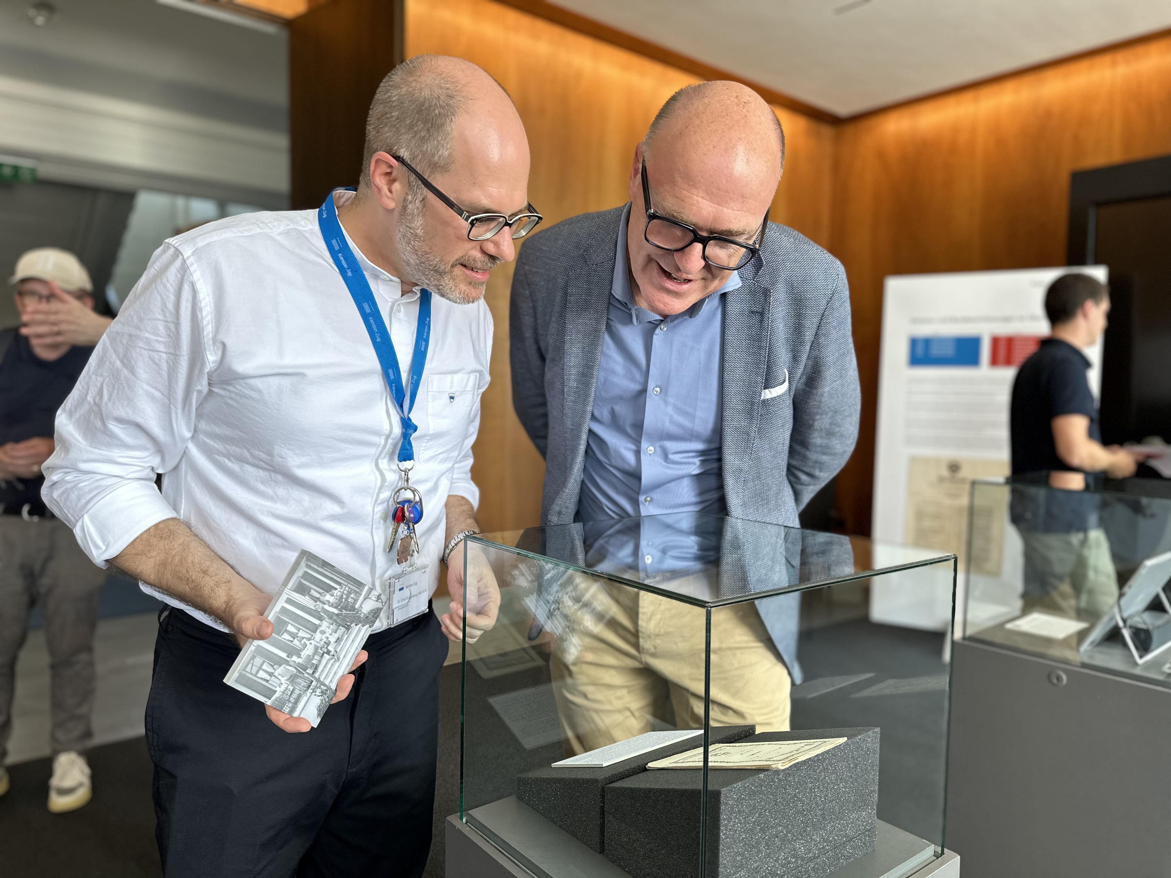 Ernst Guggisberg, Staatsarchivar, und Regierungsrat Martin Pfister bestaunen die Kantonsverfassung von 1848.