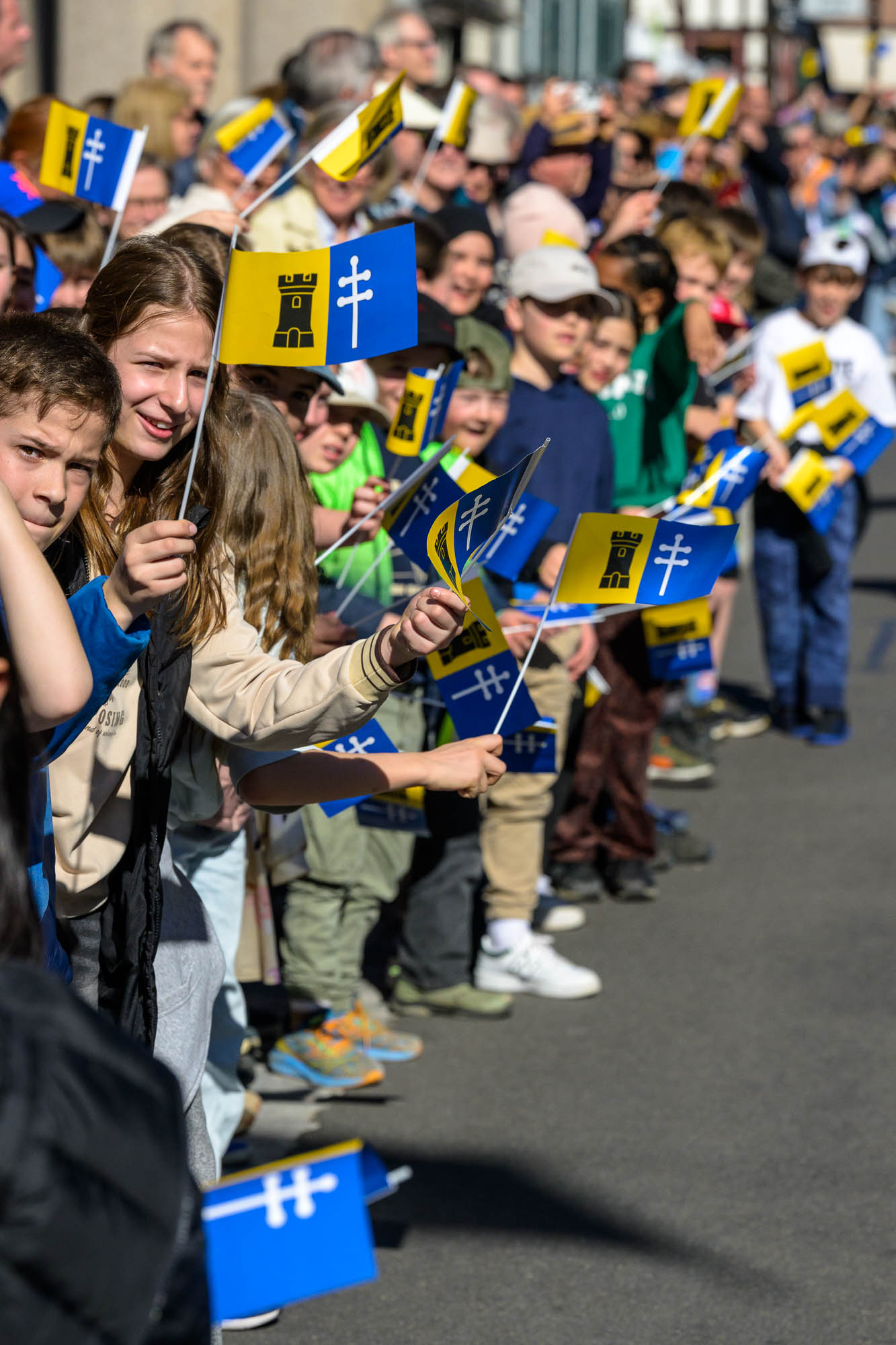 Entlang des Umzuges jubeln viele Schulkinder