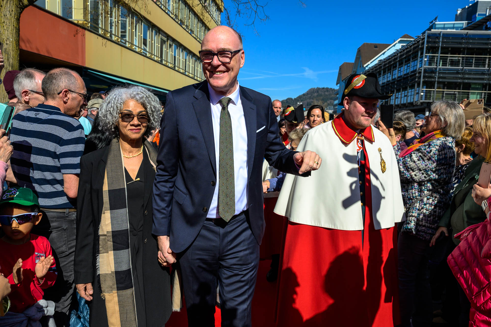 Bundesrat Martin Pfister und seine Frau beim Empfang auf dem Baarer Bahnhofplatz