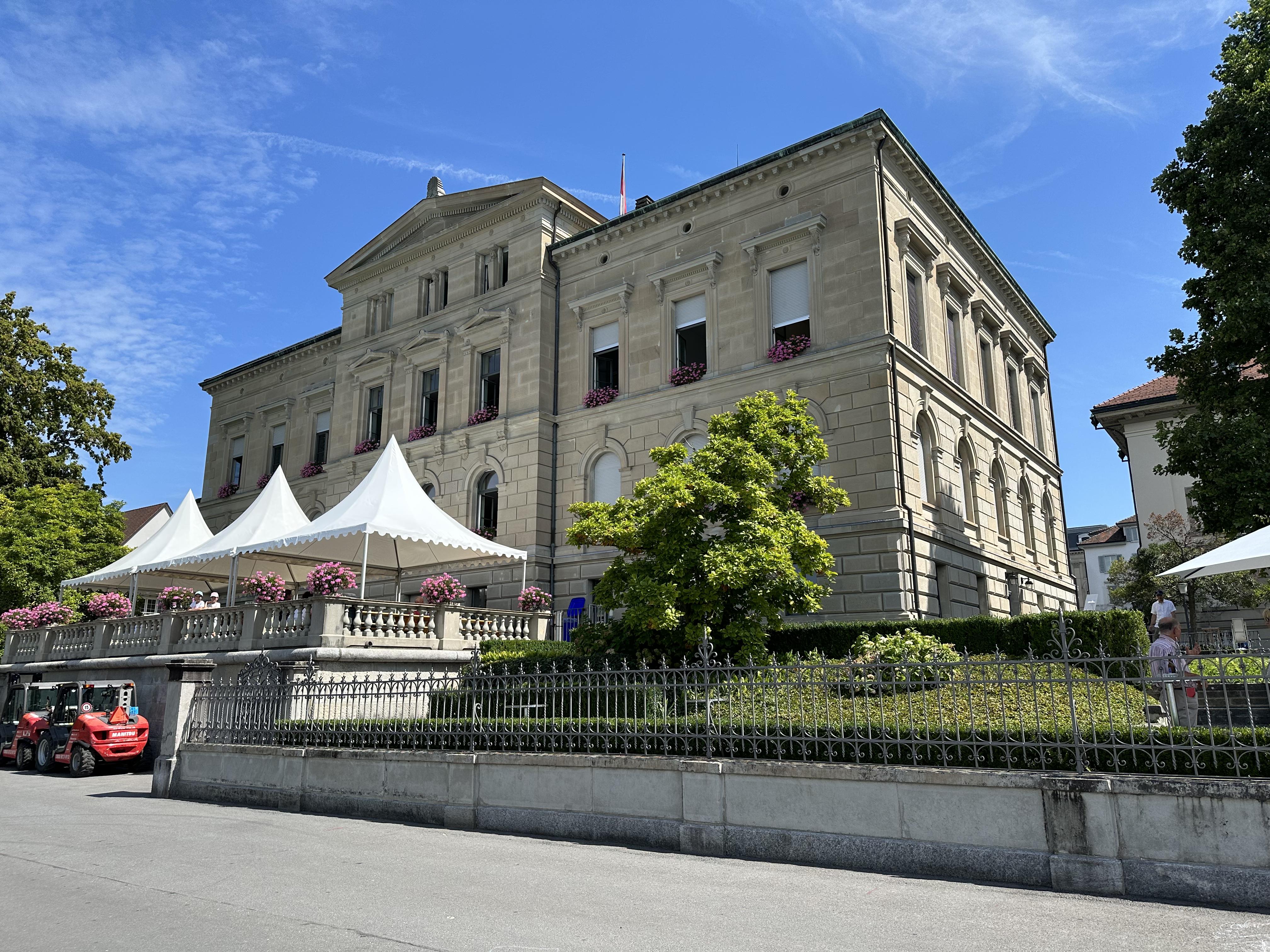 Zuger Regierungsgebäude mit Terrasse