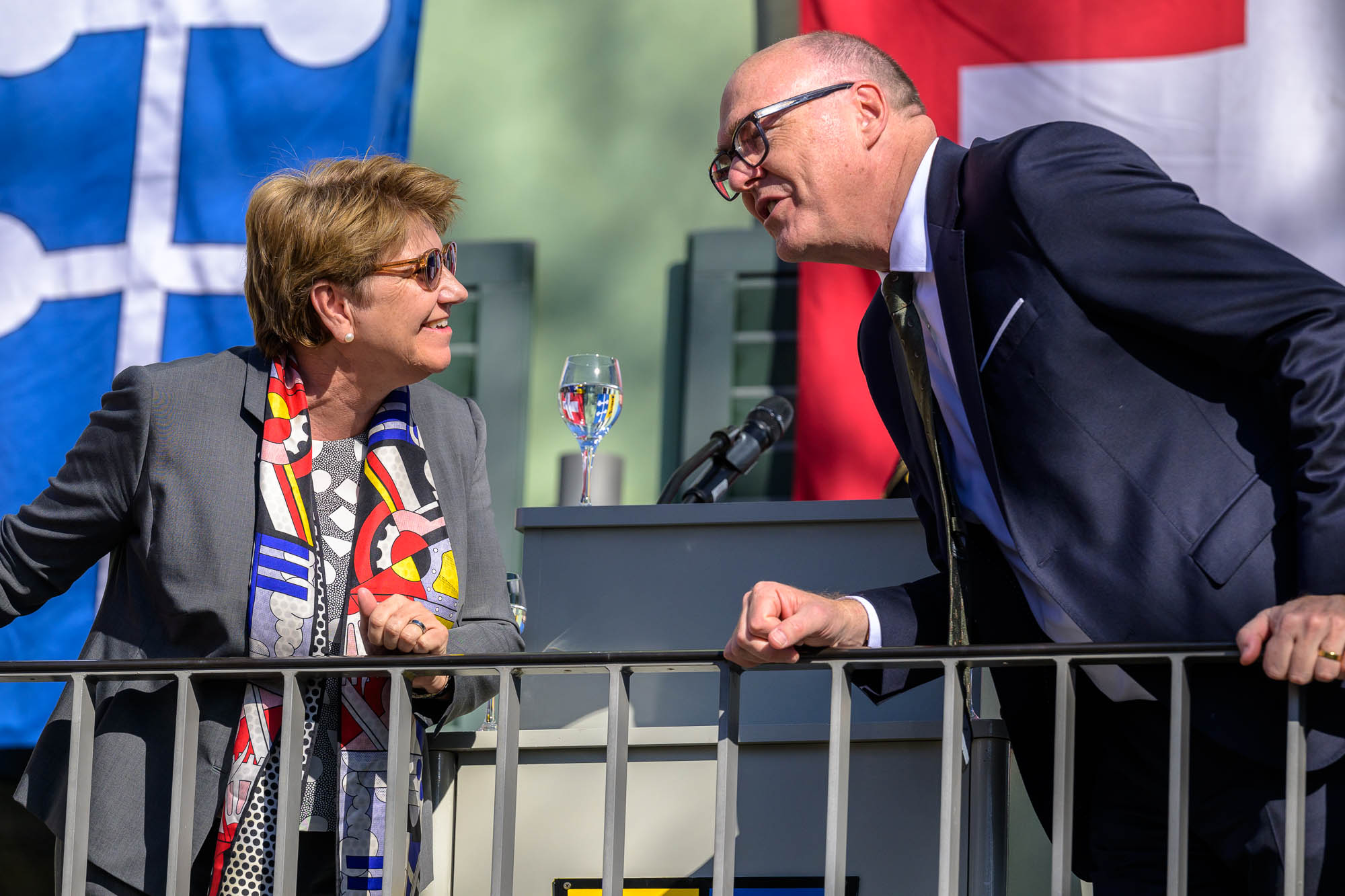 Bundesrätin Viola Amherd und der neu Gewählte Bundesrat Martin Pfister auf der Bühne