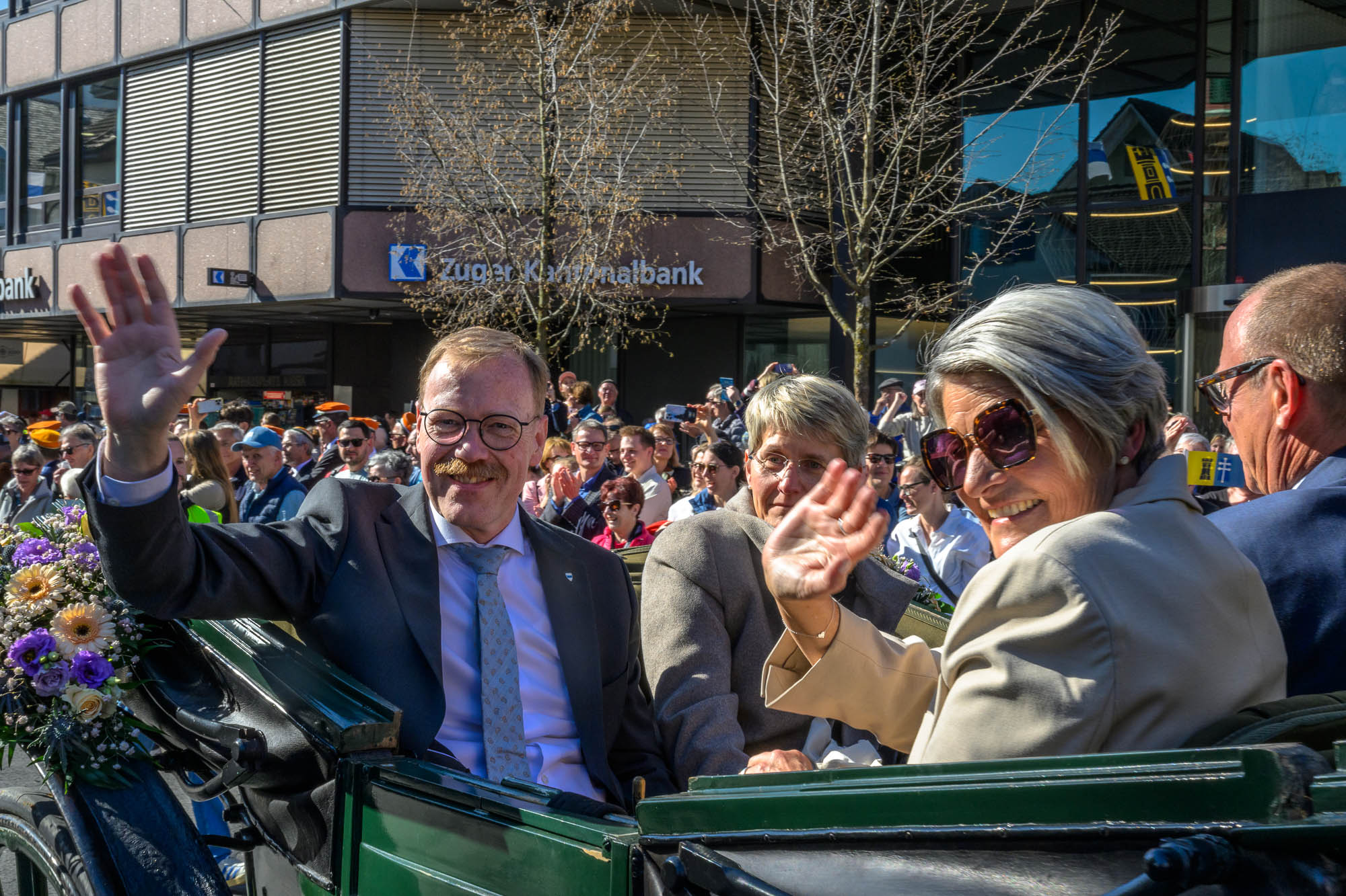 Landammann Anreas Hostettler winkt aus der Kutsche