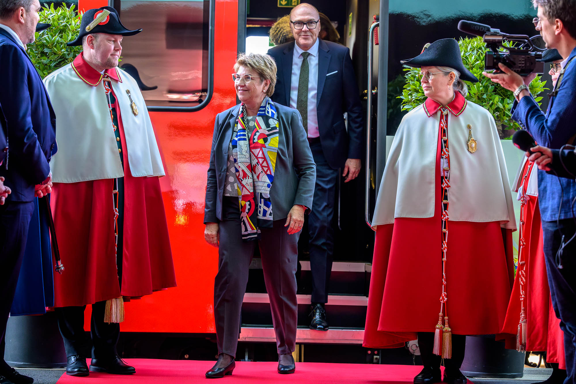 Bundesrätin Viola Amherd und der neu Gewählte Bundesrat Martin Pfister steigen in Baar aus dem Extragzug