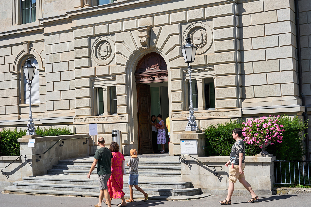 Offene Türen des Zuger Regierungsgebäudes am 19. August 2023