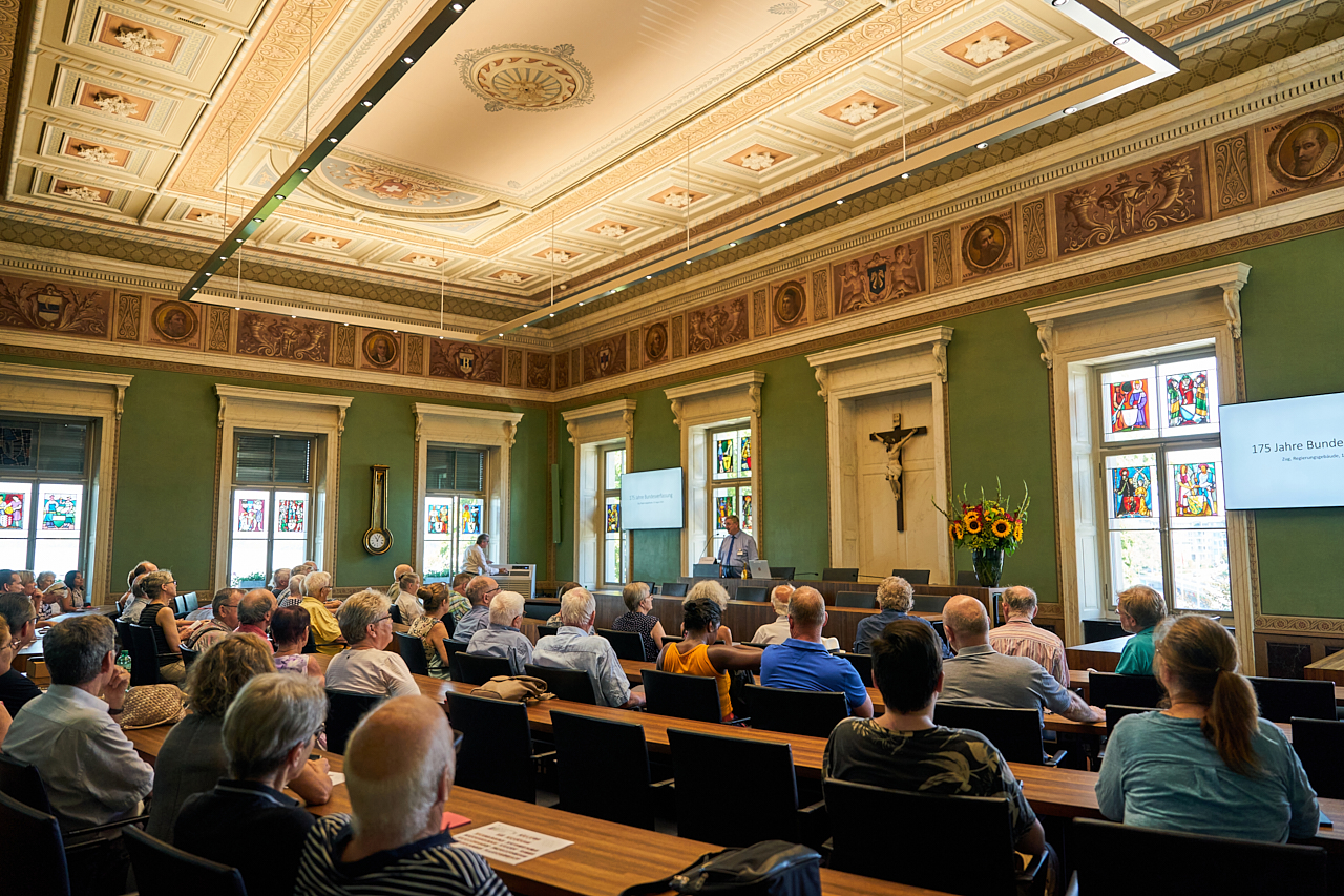 Im Kantonsratssaal hört das begeisterte Publikum eines der beiden Referate zur Bundesverfassung und zum Zuger Regierungsgebäude.